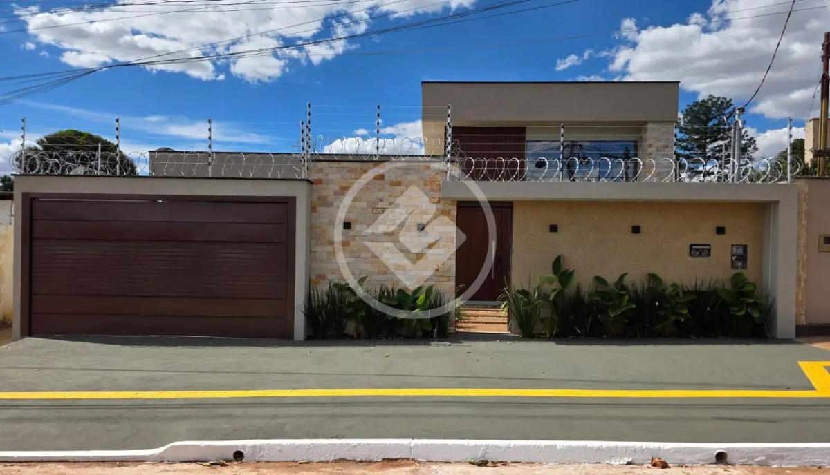 Casa Alto Padrão com 4 Suítes — Jardim Europa